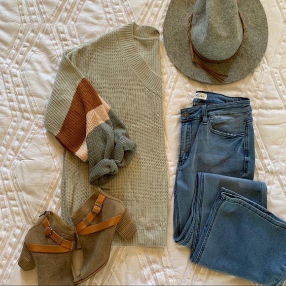 New Boutique Cozy Fall V-Neck Sweater - Picture 3 of 4